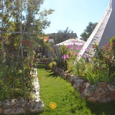 tipi-en-yurt-mooi-in-jardin